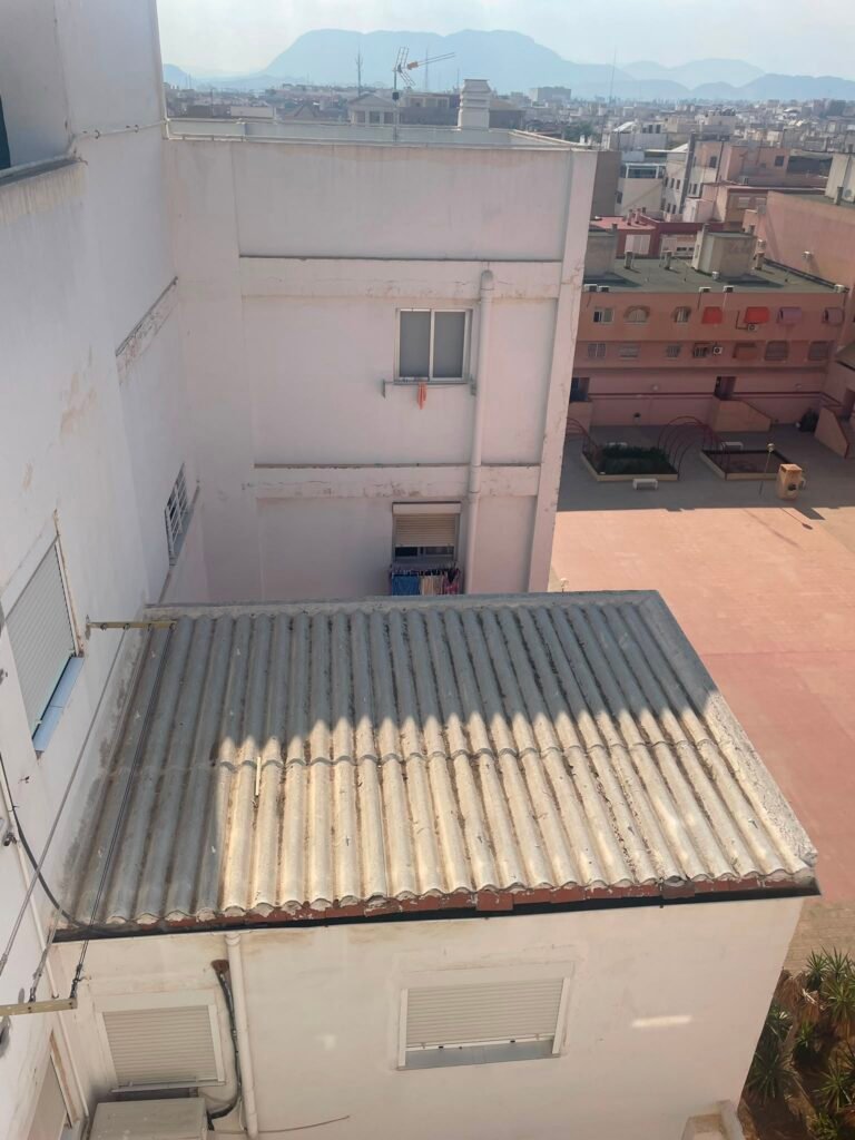 Elaboración de presupuesto para la rehabilitación de patios de luces Alicante en un edificio 2 Estado del revestimiento de un patio interior antes de su rehabilitación en Alicante