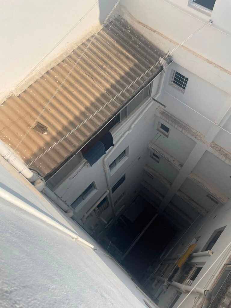 Elaboración de presupuesto para la rehabilitación de patios de luces Alicante en un edificio 1 Inspección técnica de un patio de luces en un edificio residencial de seis plantas en Alicante realizada por Verticalero