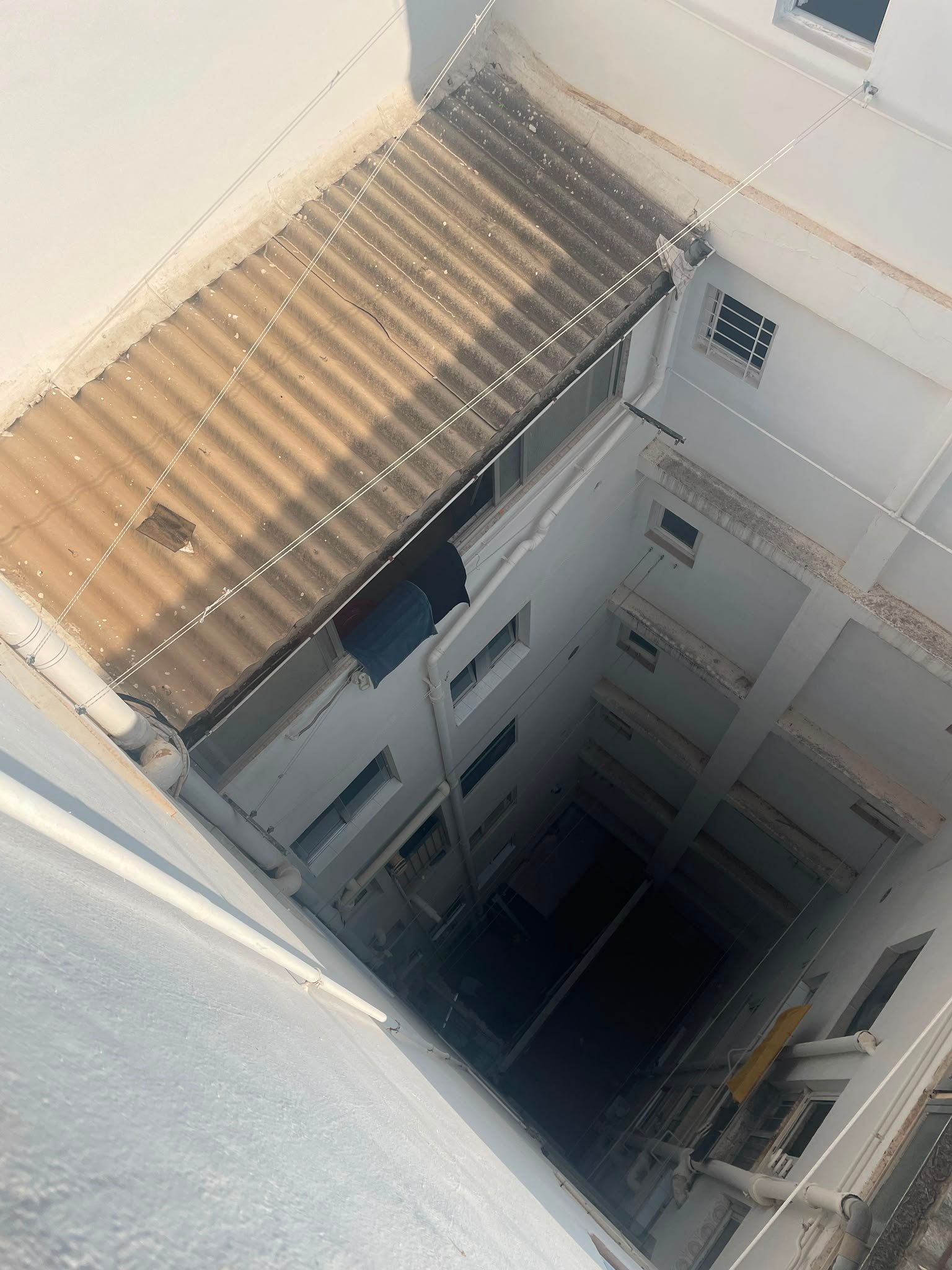 Inspección técnica de un patio de luces en un edificio residencial de seis plantas en Alicante realizada por Verticalero