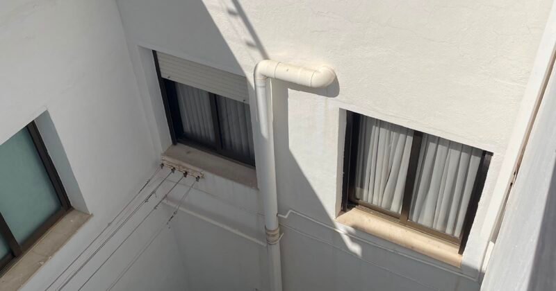 Reparación de un patio de luces en un edificio residencial de cinco plantas en Alicante realizada por Verticalero