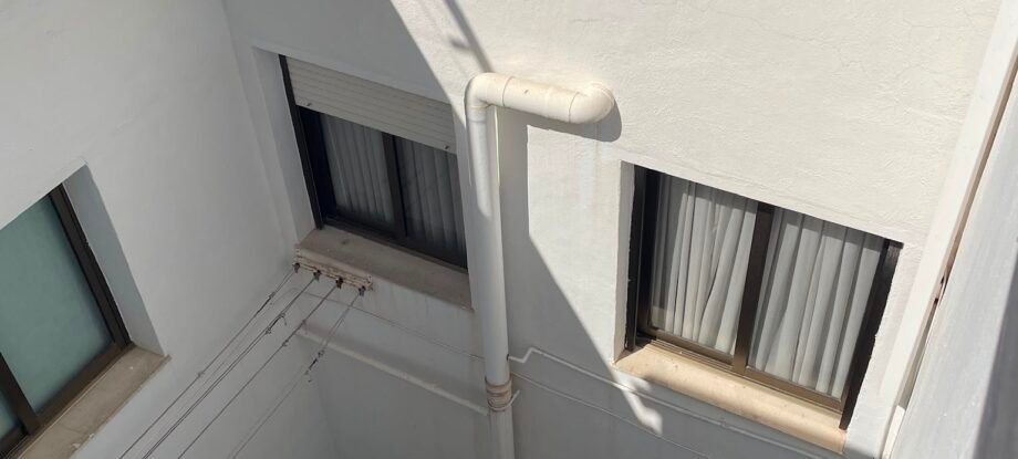 Reparación de un patio de luces en un edificio residencial de cinco plantas en Alicante realizada por Verticalero