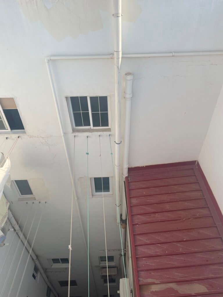 Elaboración de presupuesto para la rehabilitación de patios de luces Alicante en un edificio 4 Trabajos verticales en un patio de luces de un edificio residencial en Alicante
