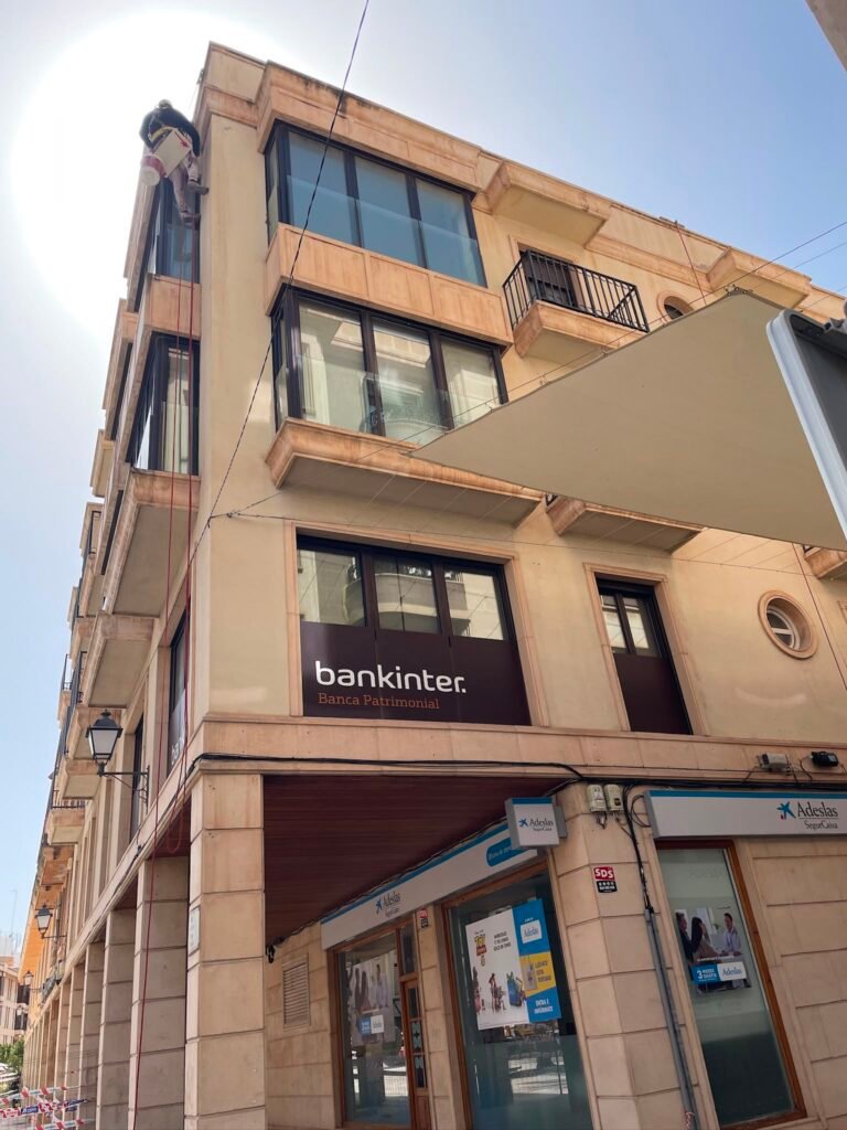 Limpieza, lavado e hidrofugación de la fachada de un edificio histórico en la provincia de Alicante mediante trabajos verticales 8 fachada historica balcones limpieza 04