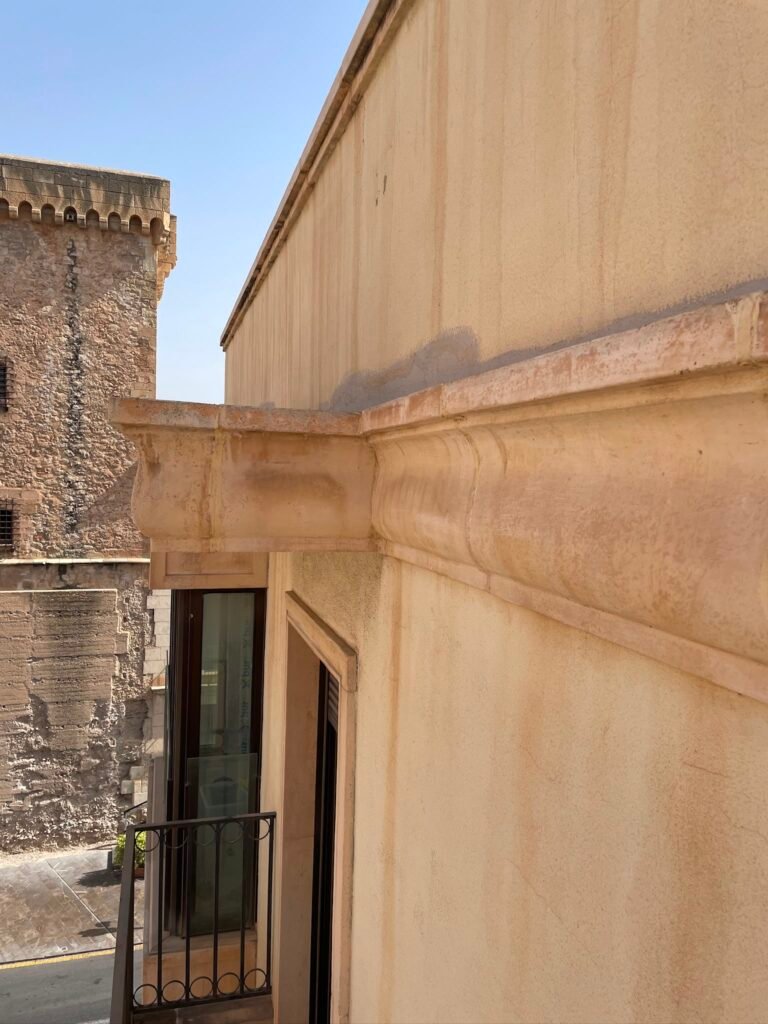 Limpieza, lavado e hidrofugación de la fachada de un edificio histórico en la provincia de Alicante mediante trabajos verticales 2 Aplicación de tratamiento hidrofugante en fachada de edificio histórico
