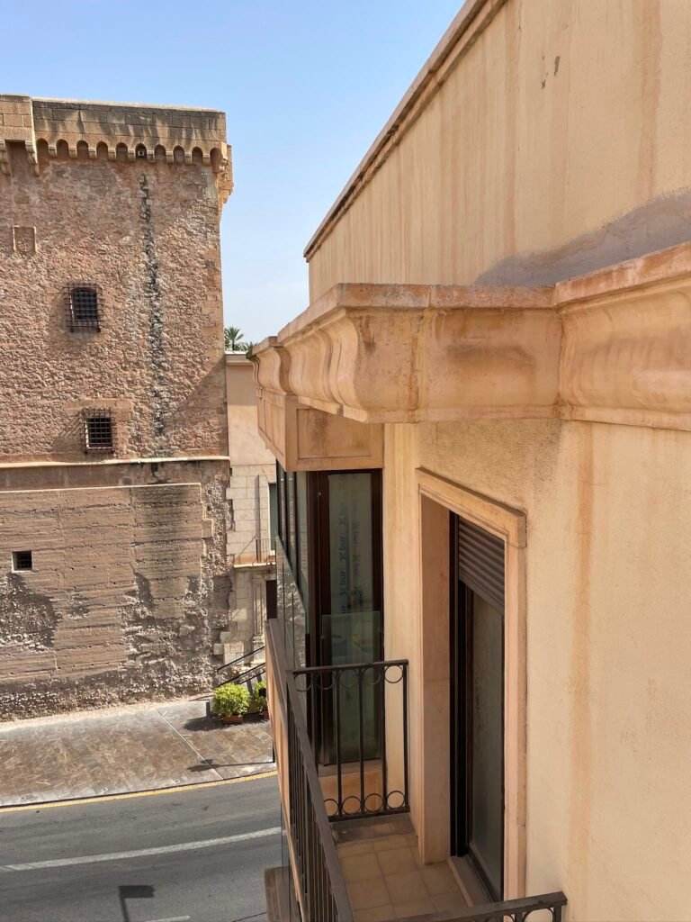 Limpieza, lavado e hidrofugación de la fachada de un edificio histórico en la provincia de Alicante mediante trabajos verticales 5 limpieza elementos decorativos fachada 07 1