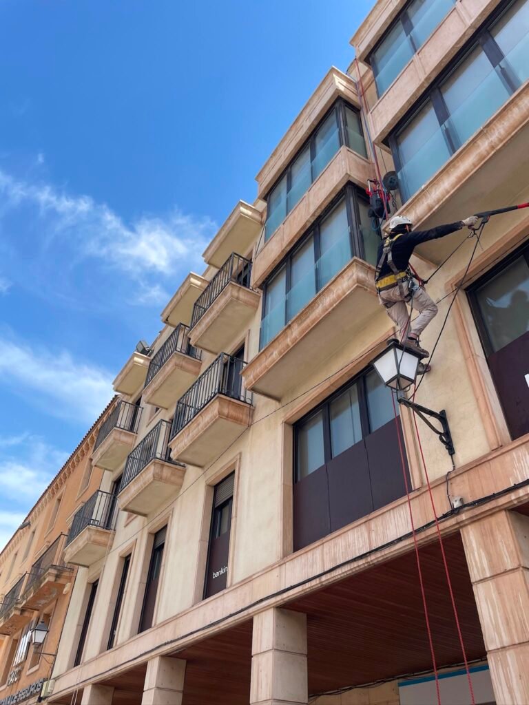 Limpieza, lavado e hidrofugación de la fachada de un edificio histórico en la provincia de Alicante mediante trabajos verticales 11 limpieza fachada edificio historico provincia alicante 01 1
