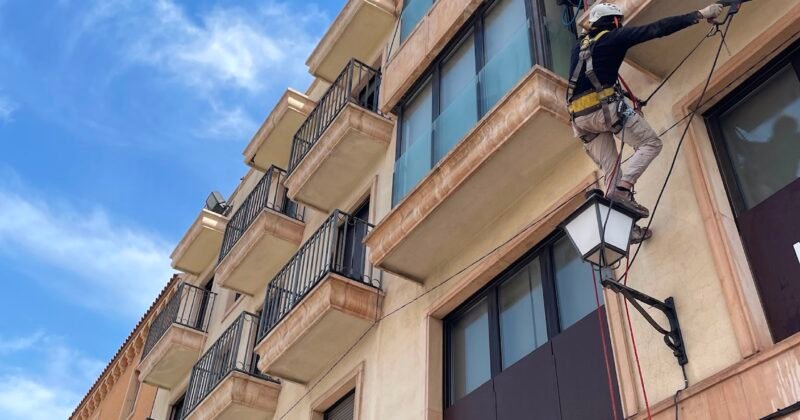 Limpieza de fachada de edificio histórico mediante trabajos verticales en la provincia de Alicante
