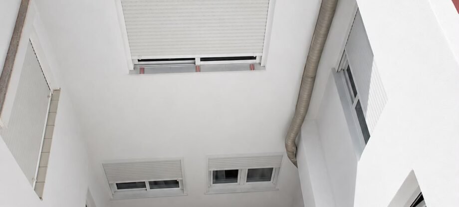 Reparación de patios de luces en Alicante mediante trabajos verticales realizada por Verticalero